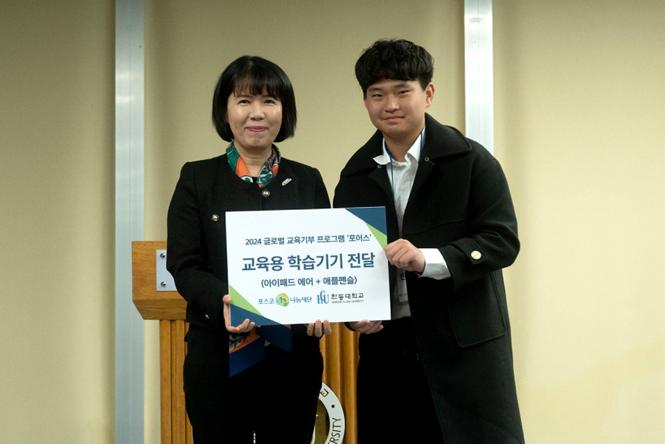 최영 포스코 기업시민실장이 멘티(고등학교 1학년)에게 학습기기 지원을 전달했다.