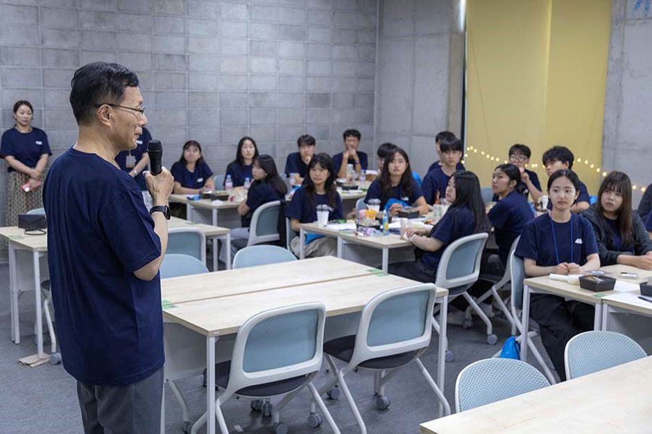 청소년과 놀이문화연구소 정희성 소장 주도의 멘토-멘티 팀빌딩을 시작으로 참가자 특성에 맞춘 맞춤형 진로 프로그램이 진행