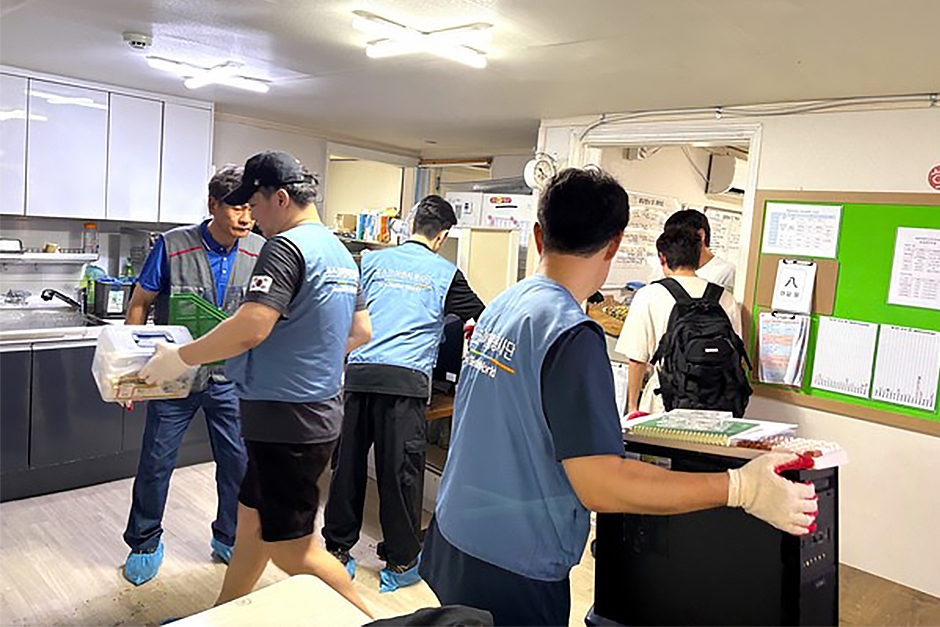 포스코이앤씨 기부자들이 인천시 소재 지역아동센터에서 개보수 봉사활동에 참여