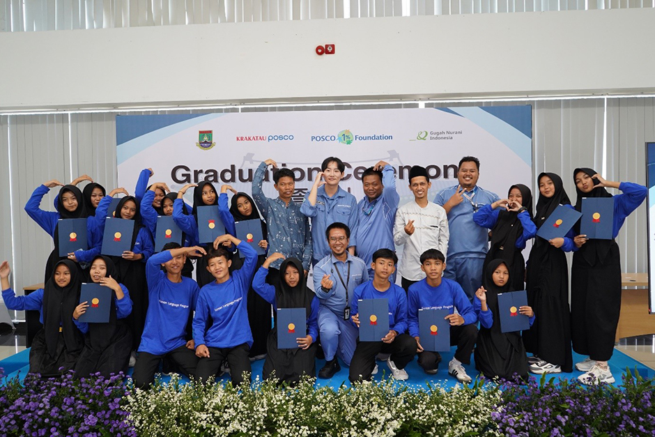 찔레곤 한글학교 학생들이 수료증을 받고 기념촬영을 하고 있다