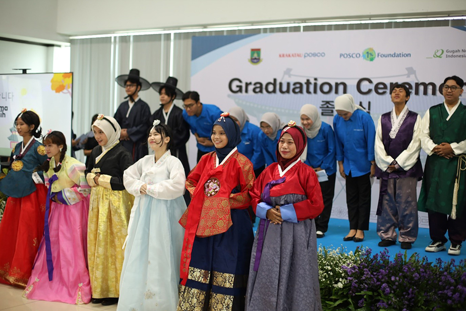 수료생들이 한복을 입고 직접 한국문화 체험과 소개하는 시간을 가졌다