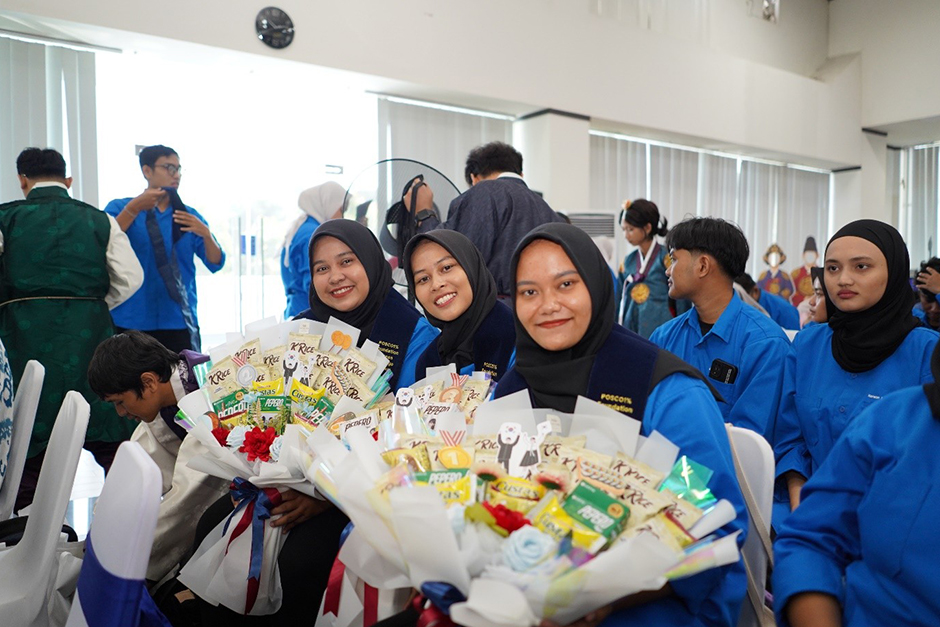 Best Student Award를 수상한 학생들이 활짝 웃고 있다