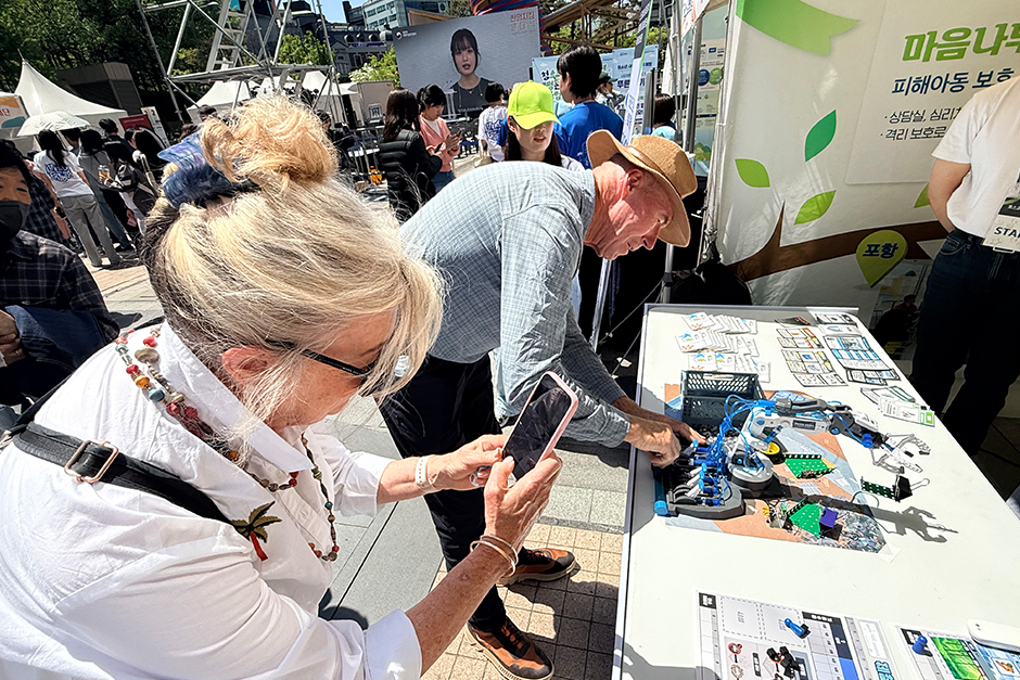  청계광장에 마련된 부스인 포스코 1%나눔, 100% 희망을 통해 재단 사업을 소개